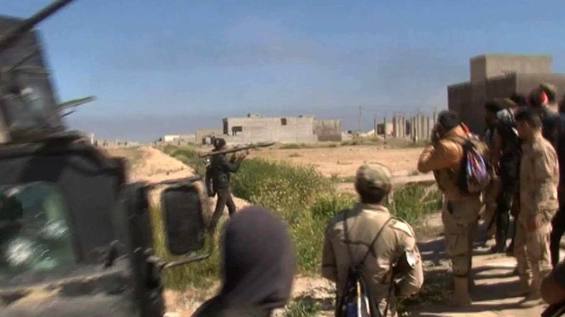 Un soldado iraquí lanza una granada en Tikrit