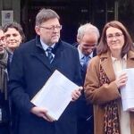 Ximo Puig y Soraya Rodríguez, con otros miembros del PSPV, ayer en la puerta del Tribunal Constitucional