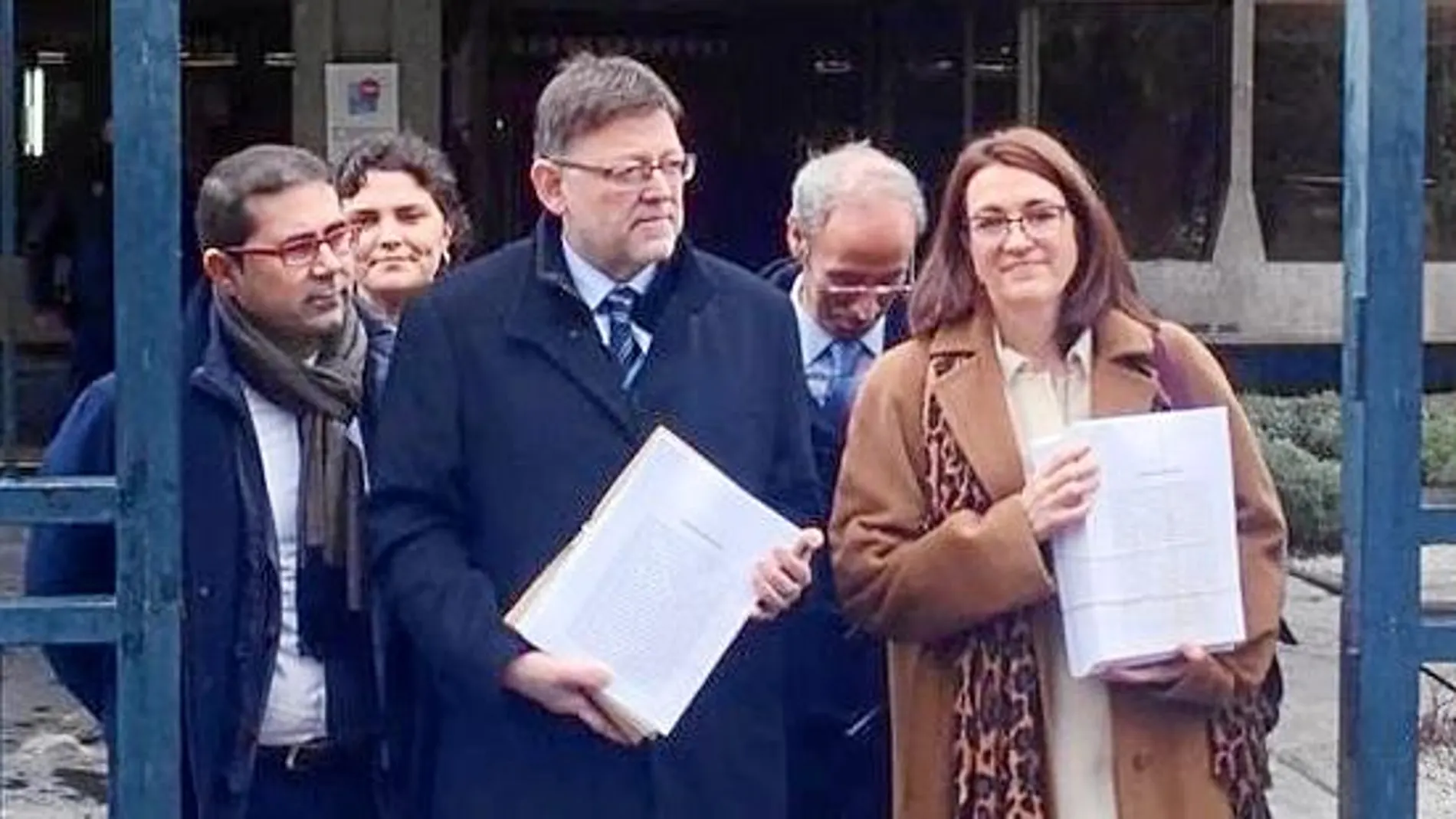 Ximo Puig y Soraya Rodríguez, con otros miembros del PSPV, ayer en la puerta del Tribunal Constitucional