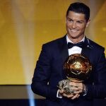 Cristiano Ronaldo, tras recibir el Balón de Oro 2014 hoy, durante la gala del balón de oro de la FIFA, en Zúrich (Suiza).