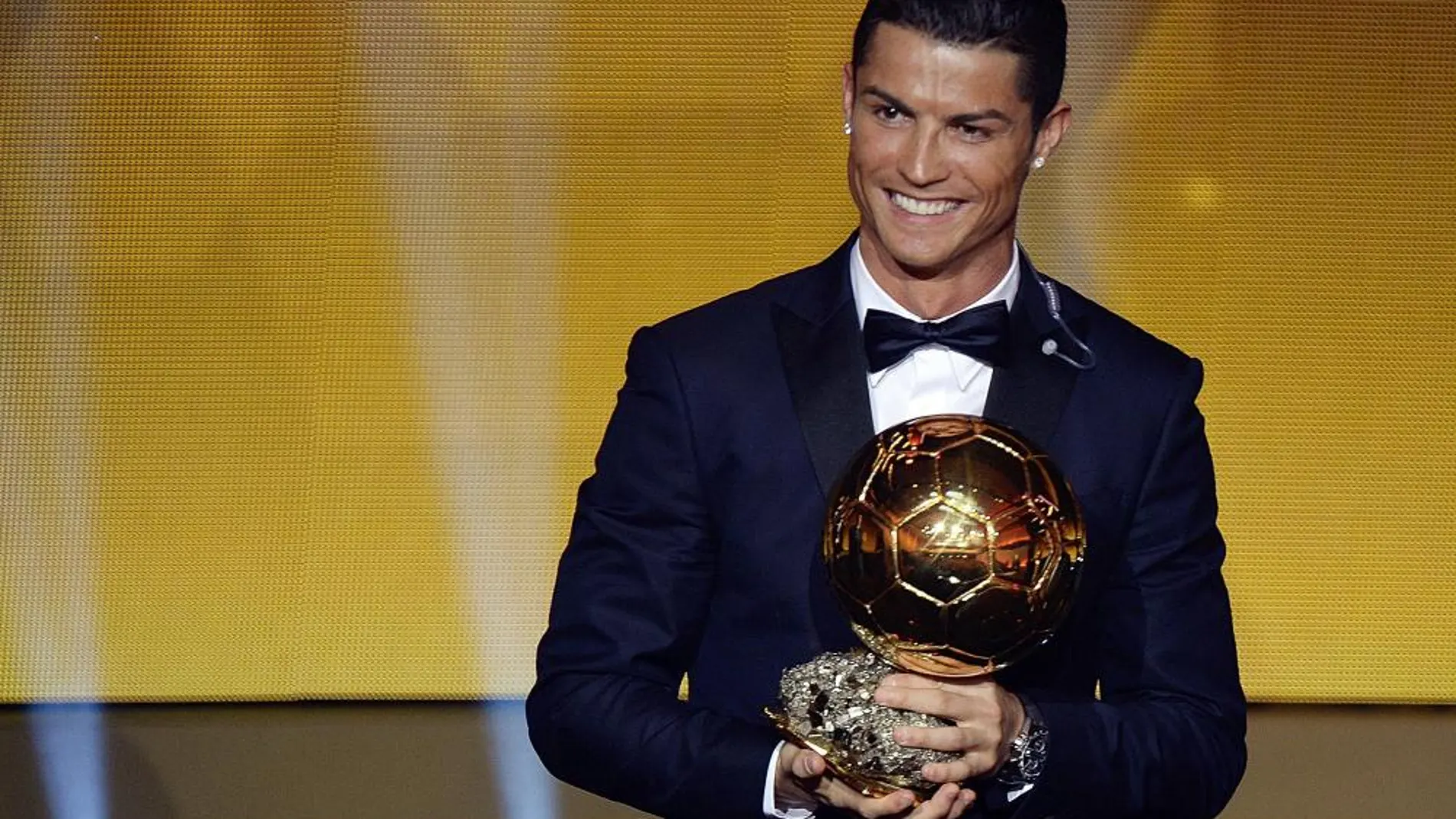 Cristiano Ronaldo, tras recibir el Balón de Oro 2014 hoy, durante la gala del balón de oro de la FIFA, en Zúrich (Suiza).