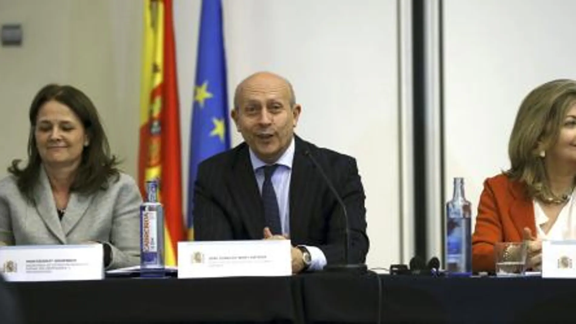 El ministro de Educación, José Ignacio Wert, junto a las secretarias de Estado de Educación, Montserrat Gomendio y de Empleo y Seguridad Social, Engracia Hidalgo
