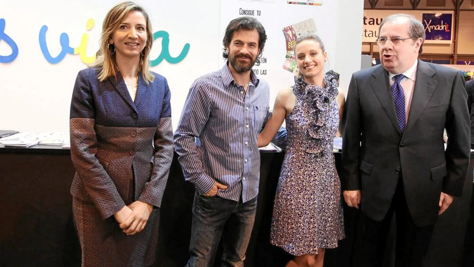 Herrera y Alicia García con los actores de la serie Isabel, Rodolfo Sancho y Michelle Jenner.