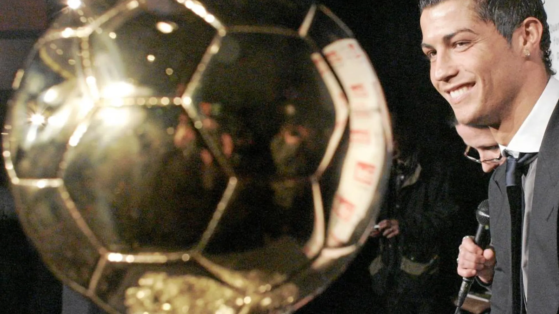 Cristiano Ronaldo posa con el Balón de Oro que conquistó en 2008. Este año es el favorito número uno para llevárselo