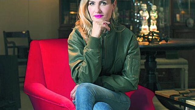 MILITAR. El punto de luz lo aporta un anillo fucsia que combina con una «bomber» caqui de piel, vaqueros y botines de Diesel.