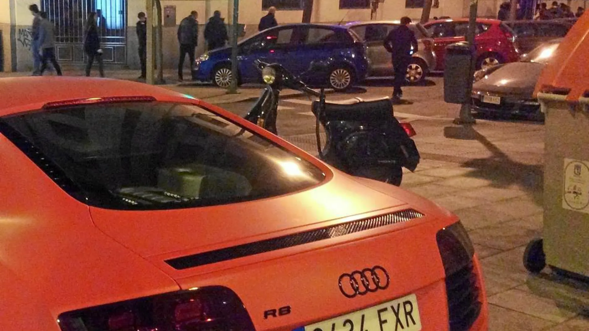 El coche de Jesé, ayer por la noche, en la puerta del restaurante Fox, en el centro de Madrid