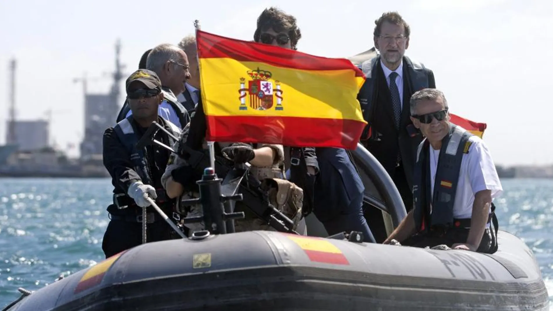Mariano Rajoy, en una lancha durante la visita que ha realizado hoy al destacamento Orión y la Fragata Álvaro de Bazán