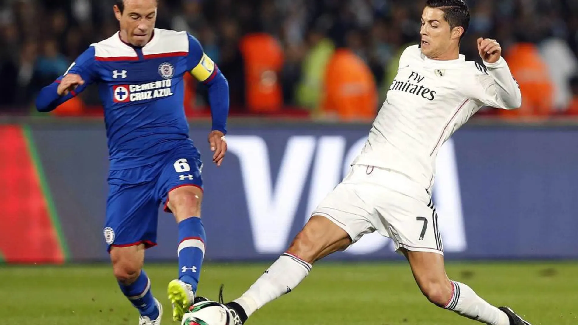 Ronaldo (d) lucha el balón con el centrocampista Gerardo Torrado