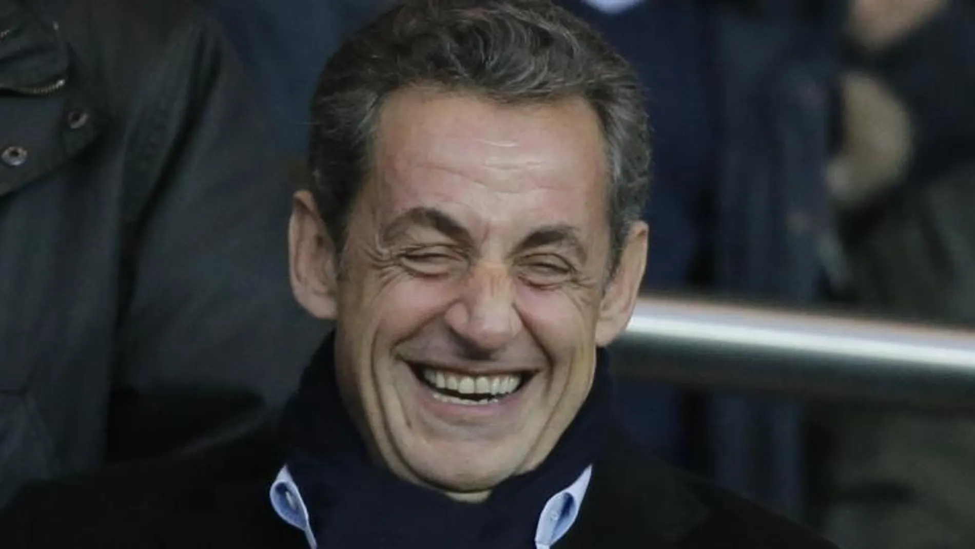 Nicolas Sarkozy sonríe hoy durante el partido entre Paris Saint Germain y Nice en el Parque de los Príncipes.