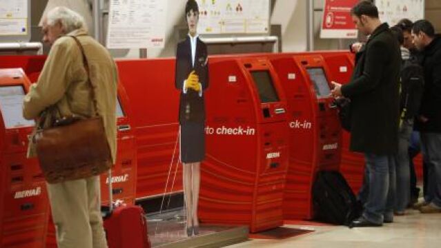 Viajeros en el aeropuerto de Barajas.