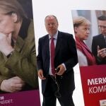 El candidato socialdemócrata a la Cancillería, Peer Steinbrück, presenta, el pasado martes en Berlín, el cartel electoral del partido