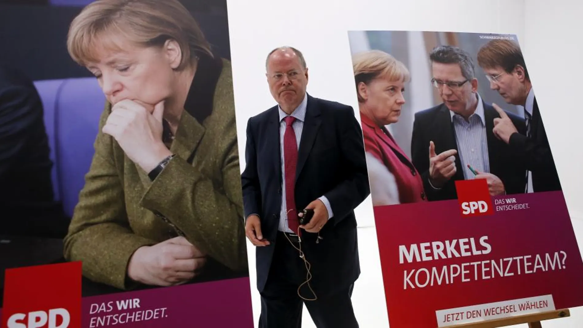 El candidato socialdemócrata a la Cancillería, Peer Steinbrück, presenta, el pasado martes en Berlín, el cartel electoral del partido