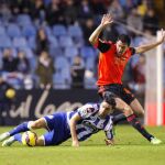 El defensa de la Real Sociedad Gorka Elustondo lucha el balón con el delantero portugués Helder Postiga, del Deportivo de La Coruña