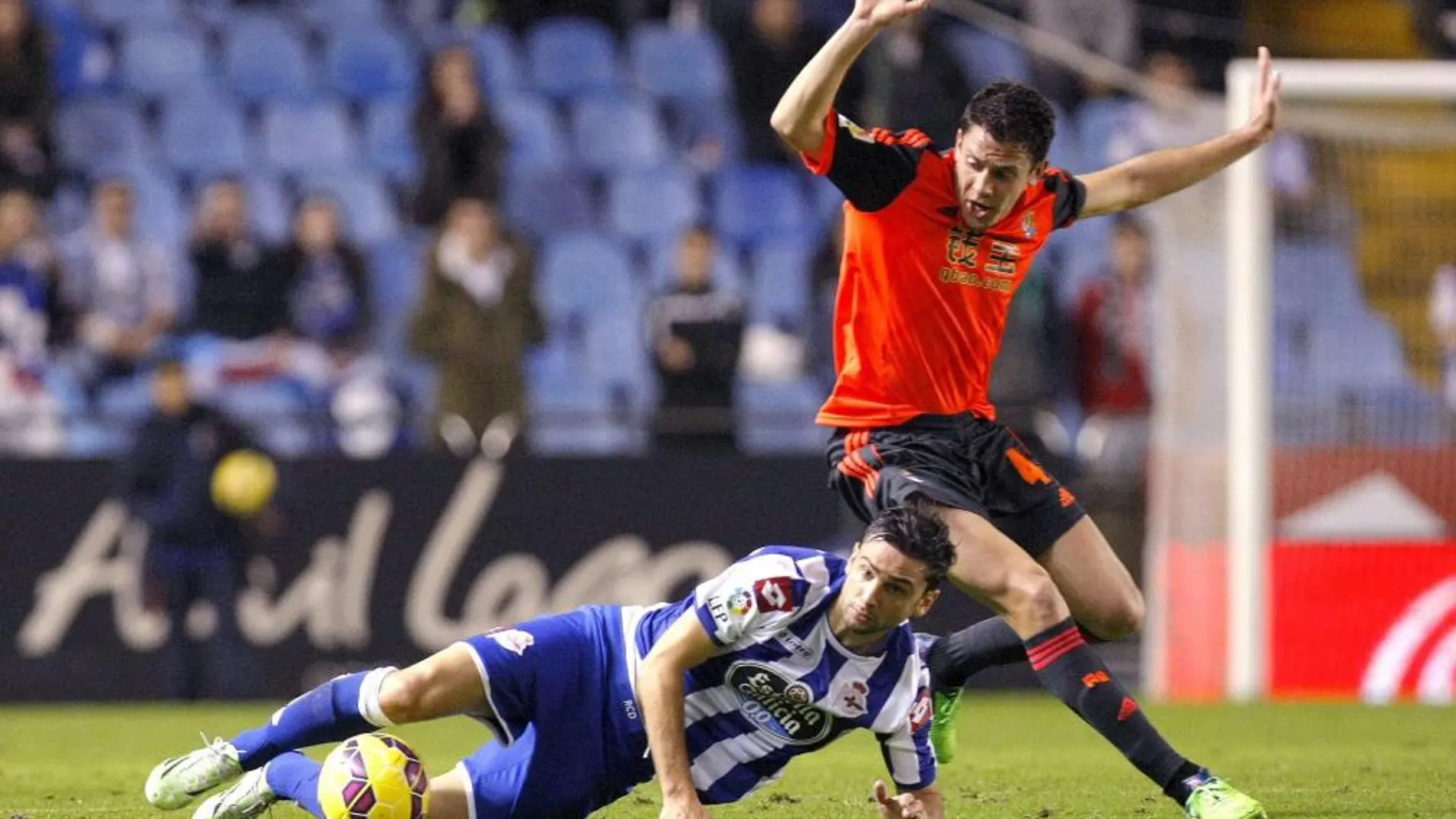El defensa de la Real Sociedad Gorka Elustondo lucha el balón con el delantero portugués Helder Postiga, del Deportivo de La Coruña