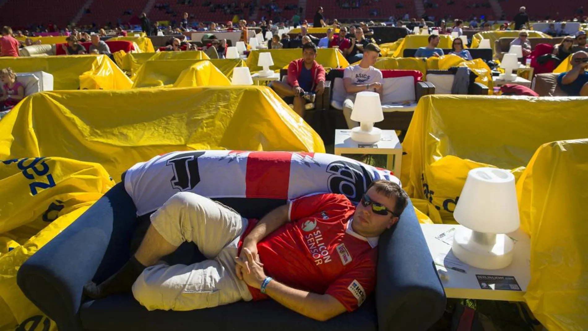 Los berlineses trasladan sus sofás al estadio para seguir el Mundial