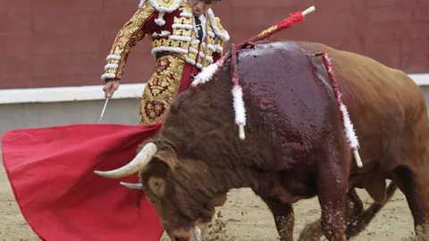 Faena de Adame y oreja para El Juli