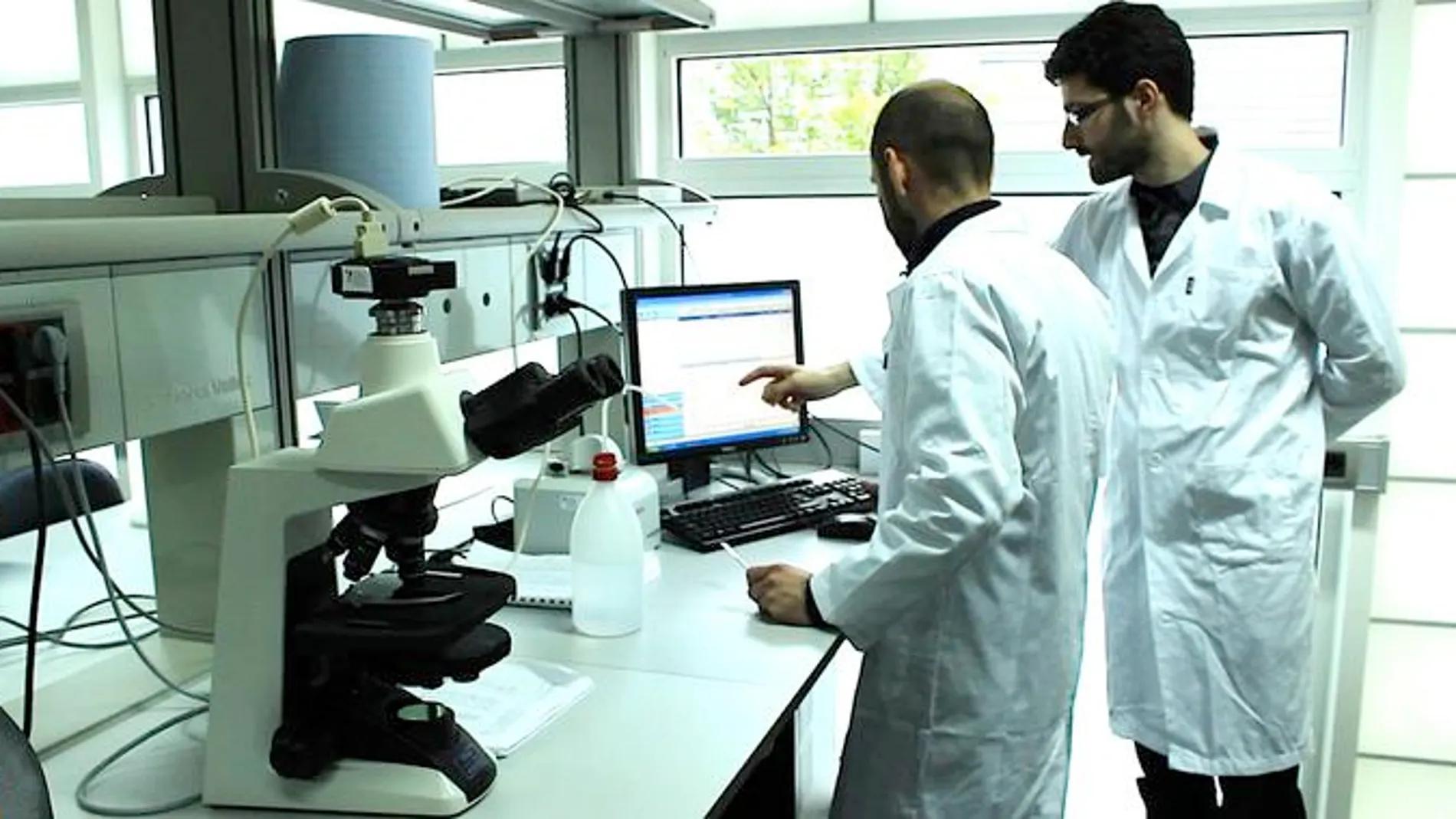 David Horna, segundo a la derecha, en el laboratorio de Aglaris Cell del Parque Científico de Madrid