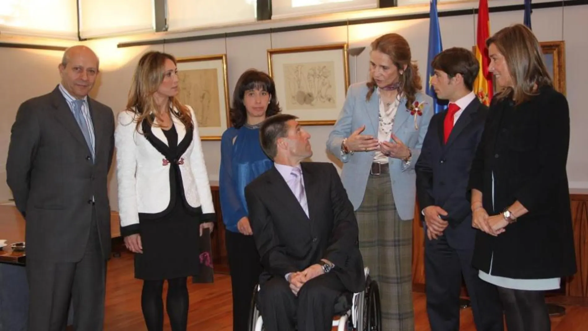 El Chano, junto a su esposa, dialoga con la Infanta Elena rodeado de los ministros José Ignacio Wert y Ana Mato y la torera Cristina Sánchez
