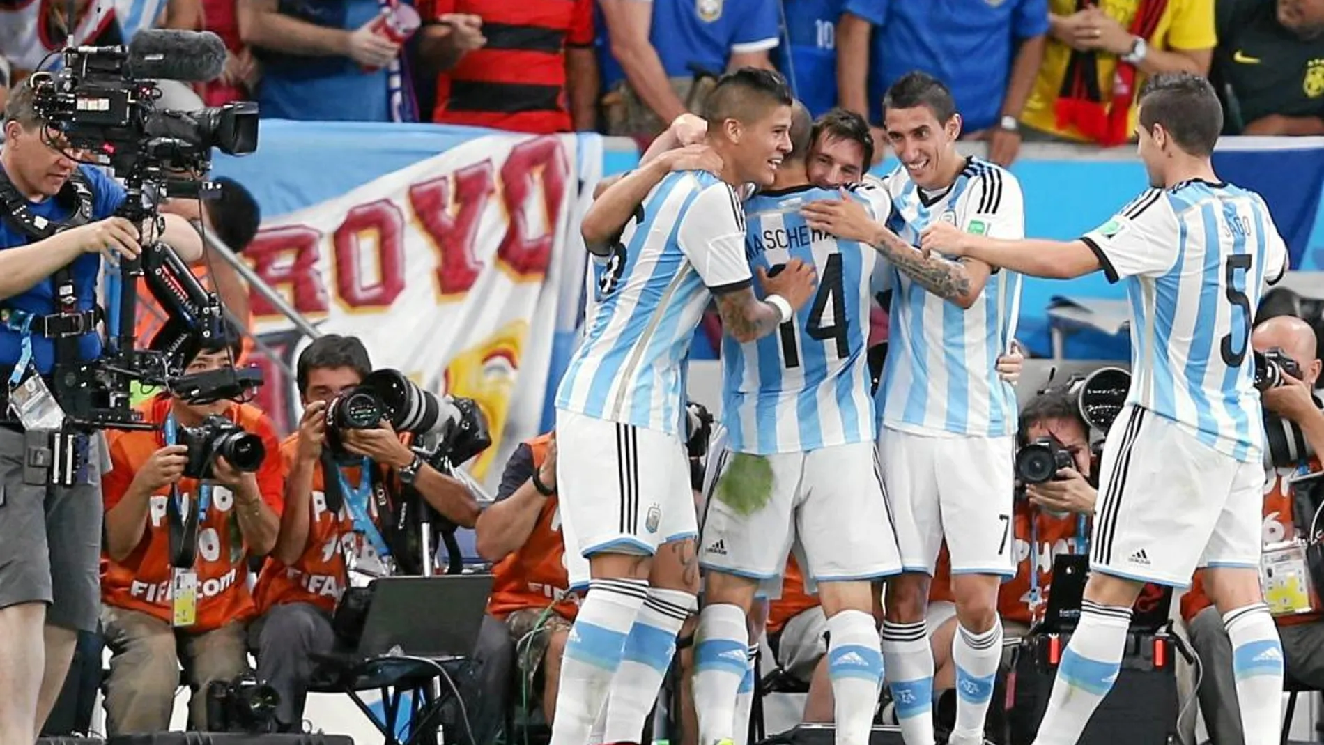 Messi celebra con sus compañeros el gol que ha marcado ante Bosnia.