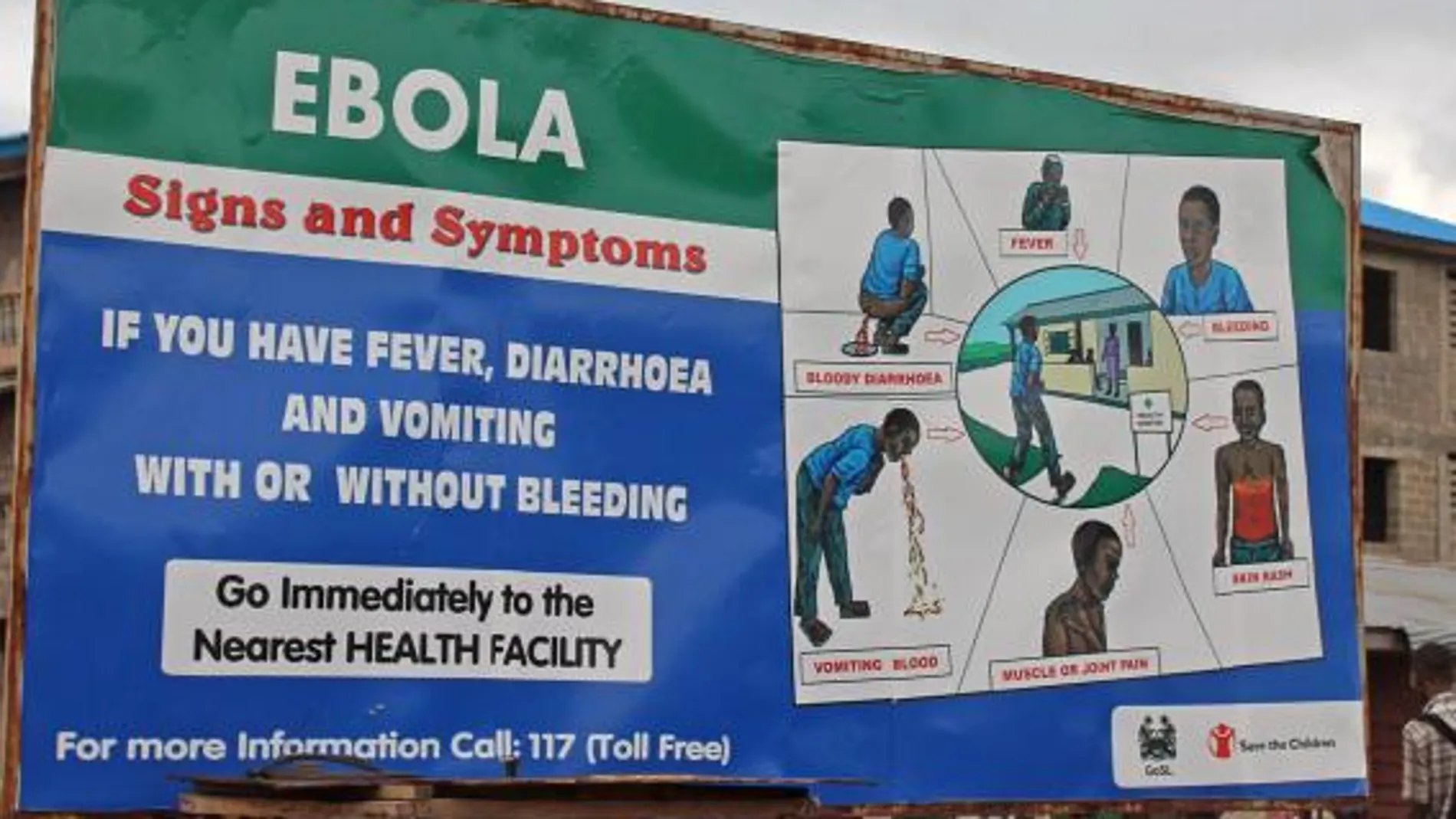 Un cartel en una calle de Freetown, en Sierra Leona, explica los síntomas del ébola