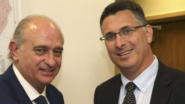 Jorge Fernández Díaz, junto a su homólogo israelí, Gideon Saar (d), durante la entrevista con han mantenido esta tarde en Jerusalén.