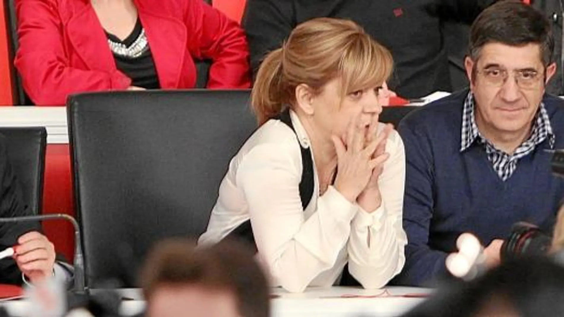 LA IMAGEN. Rubalcaba, ayer en un momento del Comité federal junto a Elena Valenciano, que conversa con Patxi López y Trinidad Jiménez