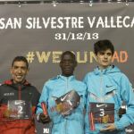 Roberto Alaiz, a la derecha de la imagen, en el podio de la San Silvestre