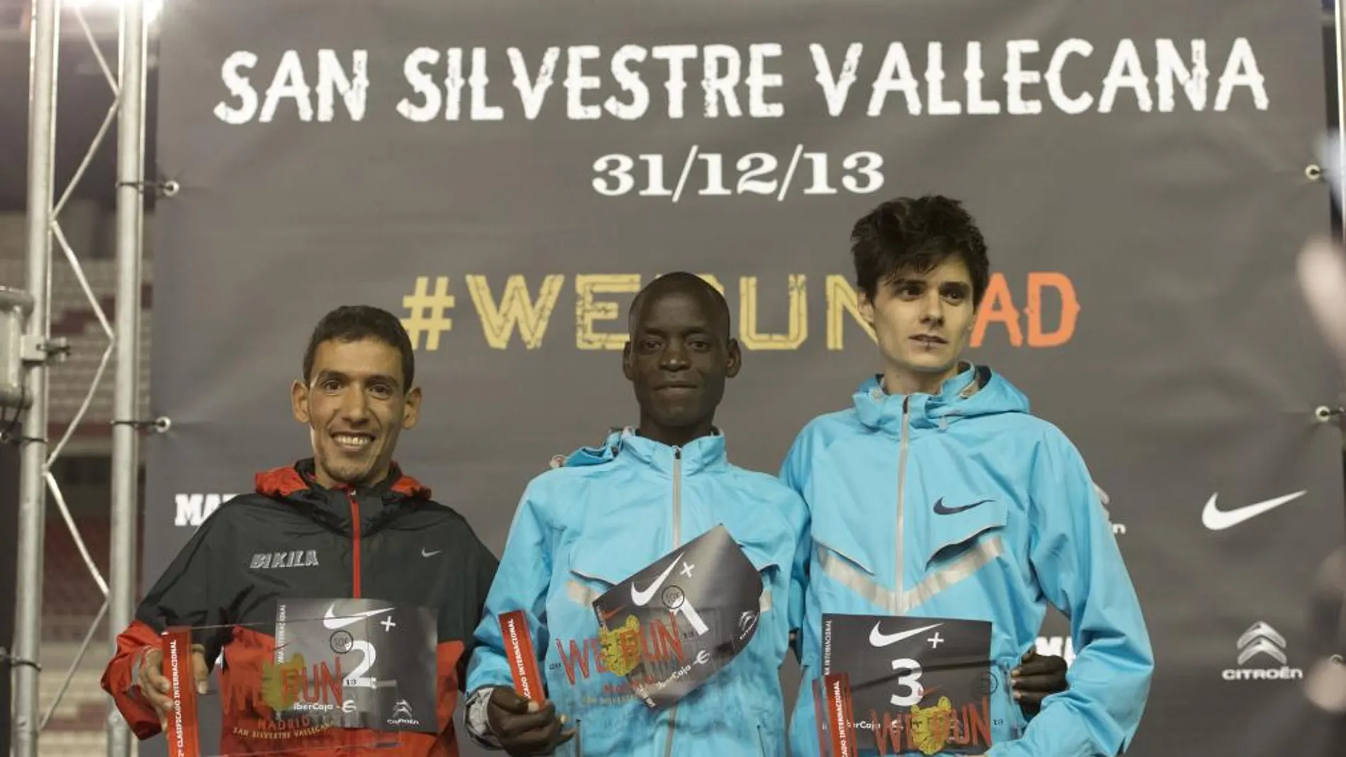Roberto Alaiz, a la derecha de la imagen, en el podio de la San Silvestre
