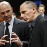 El comisario europeo de Asuntos Económicos y Financieros, Pierre Moscovici conversa con el ministro griego de Finanzas, Yanis Varoufakis