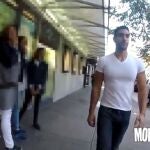 Momento en el que tres escolares miran con descaro al modelo y le silban