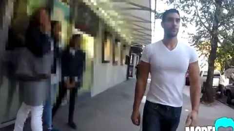 Momento en el que tres escolares miran con descaro al modelo y le silban