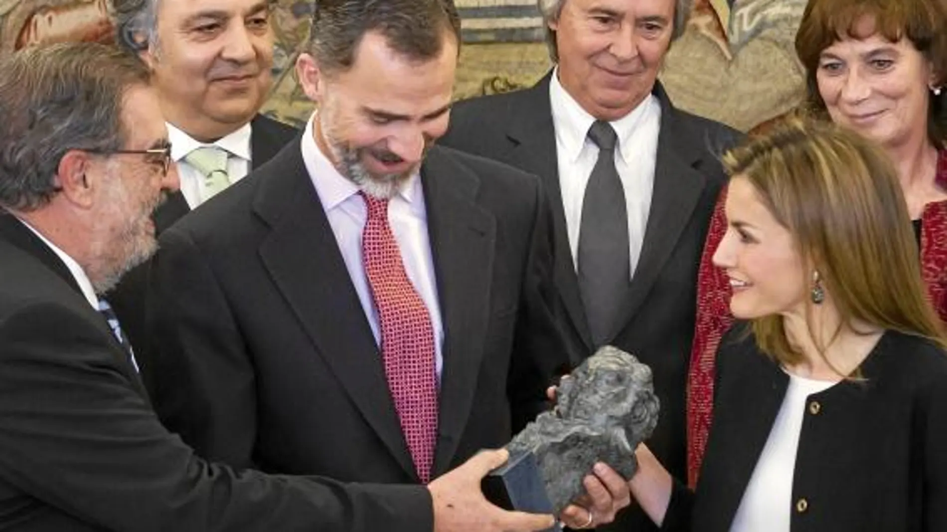 González Macho entregó un Goya a los Reyes en Zarzuela