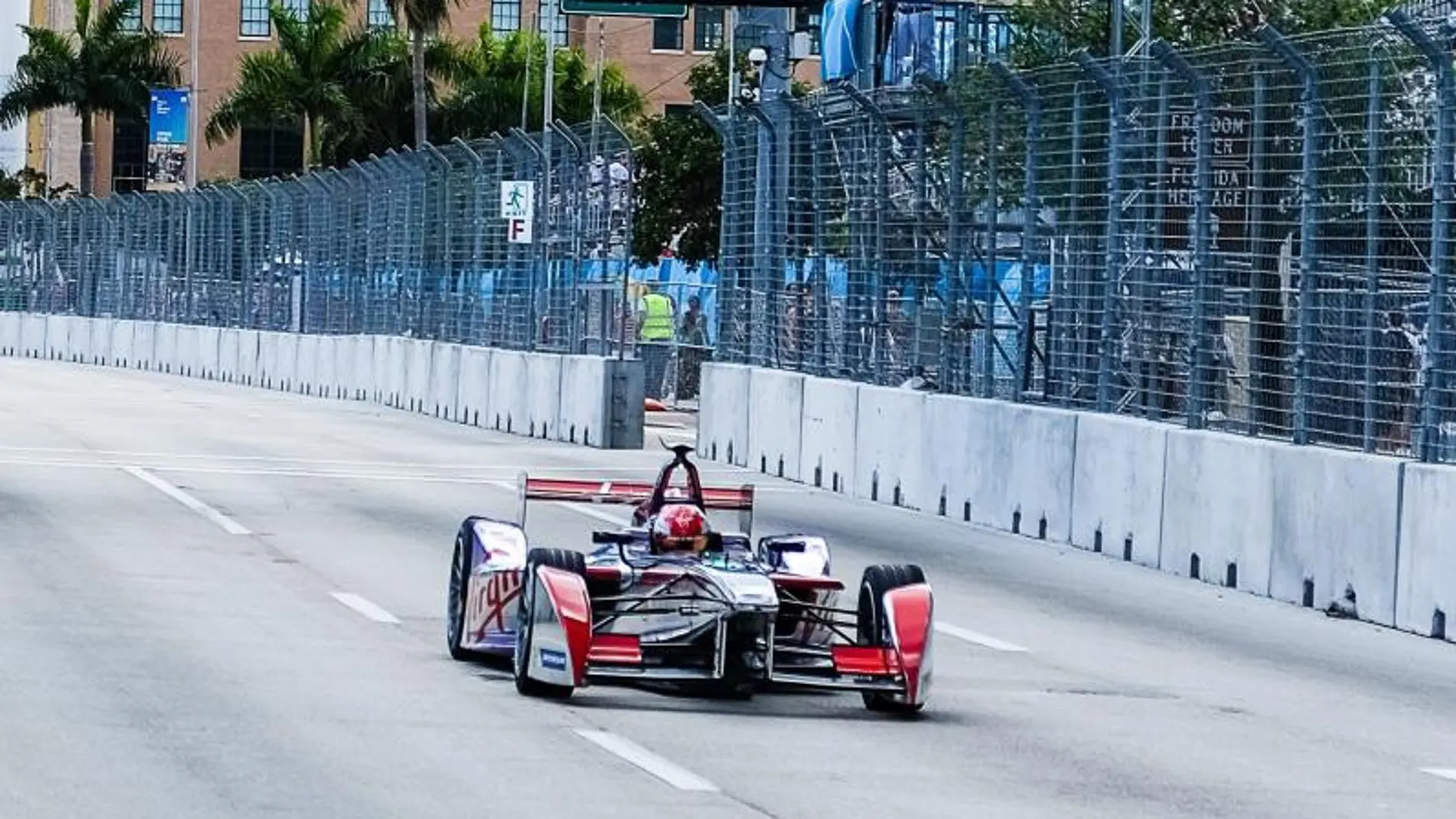 Jaime Alguersuari de Virgin Racing conduce su vehículo, durante una ronda clasificatoria en el Formula E Miami ePrix