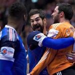 Los jugadores franceses Nikola Karabatic (2d) y Cyril Dumoulin (d) celebran los éxitos en este Europeo