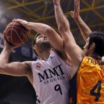 El ala pivot del Real Madrid Felipe Reyes lanza a canasta ante el pivot del Valencia Basket JuanJo Triguero