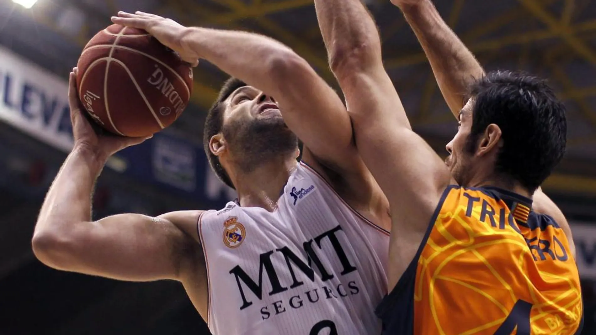 El ala pivot del Real Madrid Felipe Reyes lanza a canasta ante el pivot del Valencia Basket JuanJo Triguero