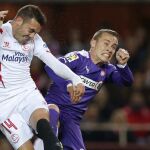El delantero del Sevilla Iago Aspas remata de cabeza ante el centrocampista del RCD Espanyol Abraham González