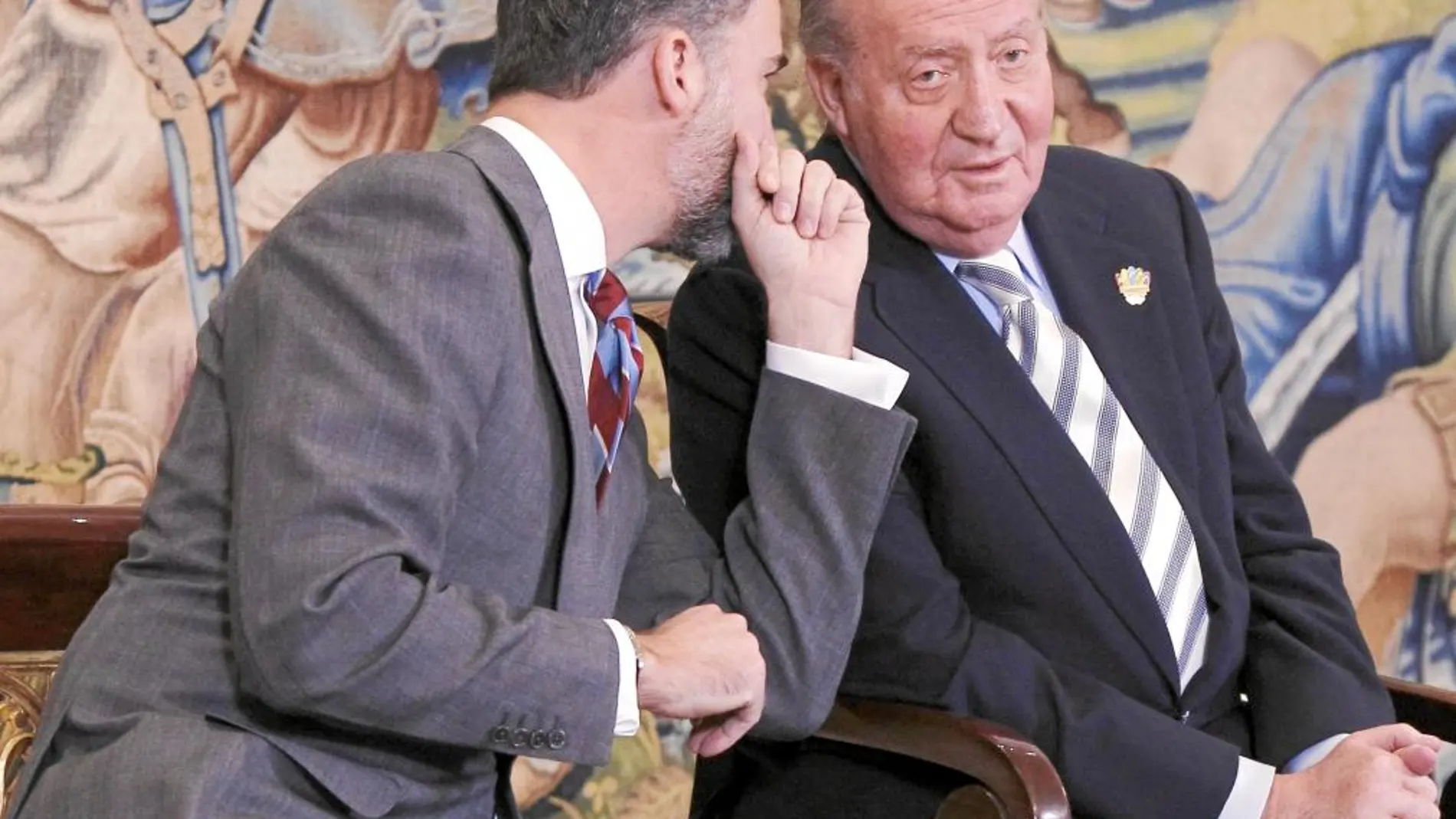 El Rey y el Príncipe de Asturias, durante un acto en Zarzuela