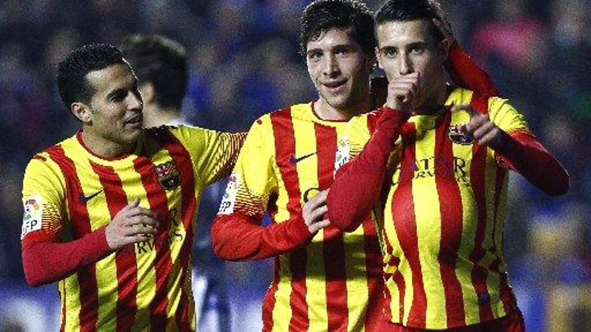 Los jugadores del F. C. Barcelona, Pedro, Sergi Roberto y Cristian Tello, celebran el segundo gol del equipo barcelonista