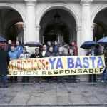 Los trabajadores de Antibióticos, durante una reciente concentración en defensa de sus puestos de trabajo, a las puertas del Ayuntamiento de San Marcelo, en León