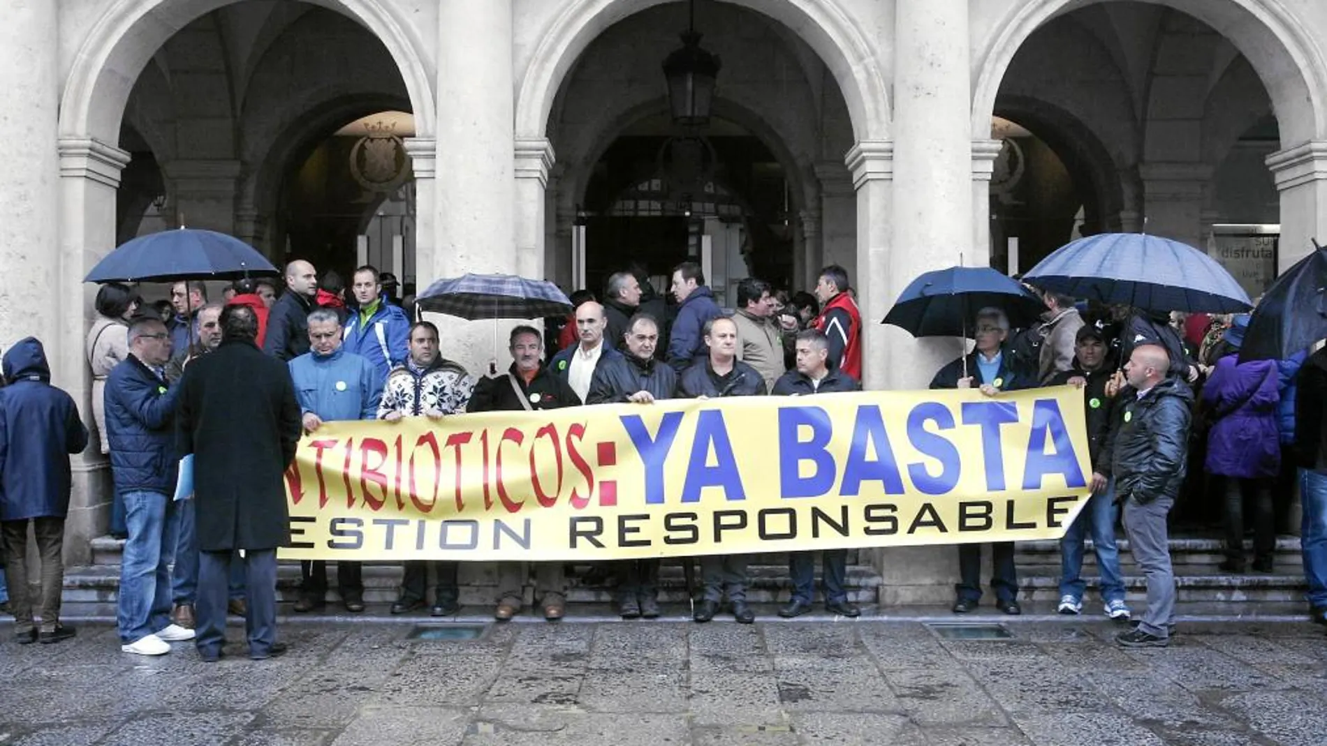 Los trabajadores de Antibióticos, durante una reciente concentración en defensa de sus puestos de trabajo, a las puertas del Ayuntamiento de San Marcelo, en León