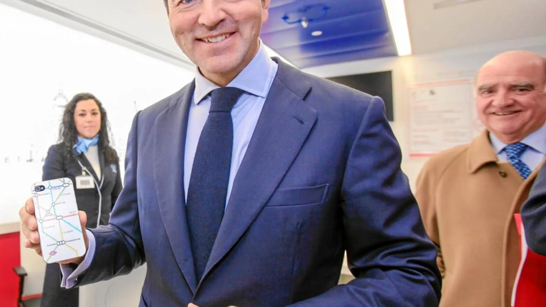 El consejero Pablo Cavero presentó ayer los nuevos productos en el centro de atención al cliente de la estación Vodafone Sol