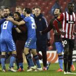 Los jugadores del Torino, celebran ante el delantero del Athletic Club, Iñaki Williams (d), su pase a la siguiente fase de la UEFA Europa Liga