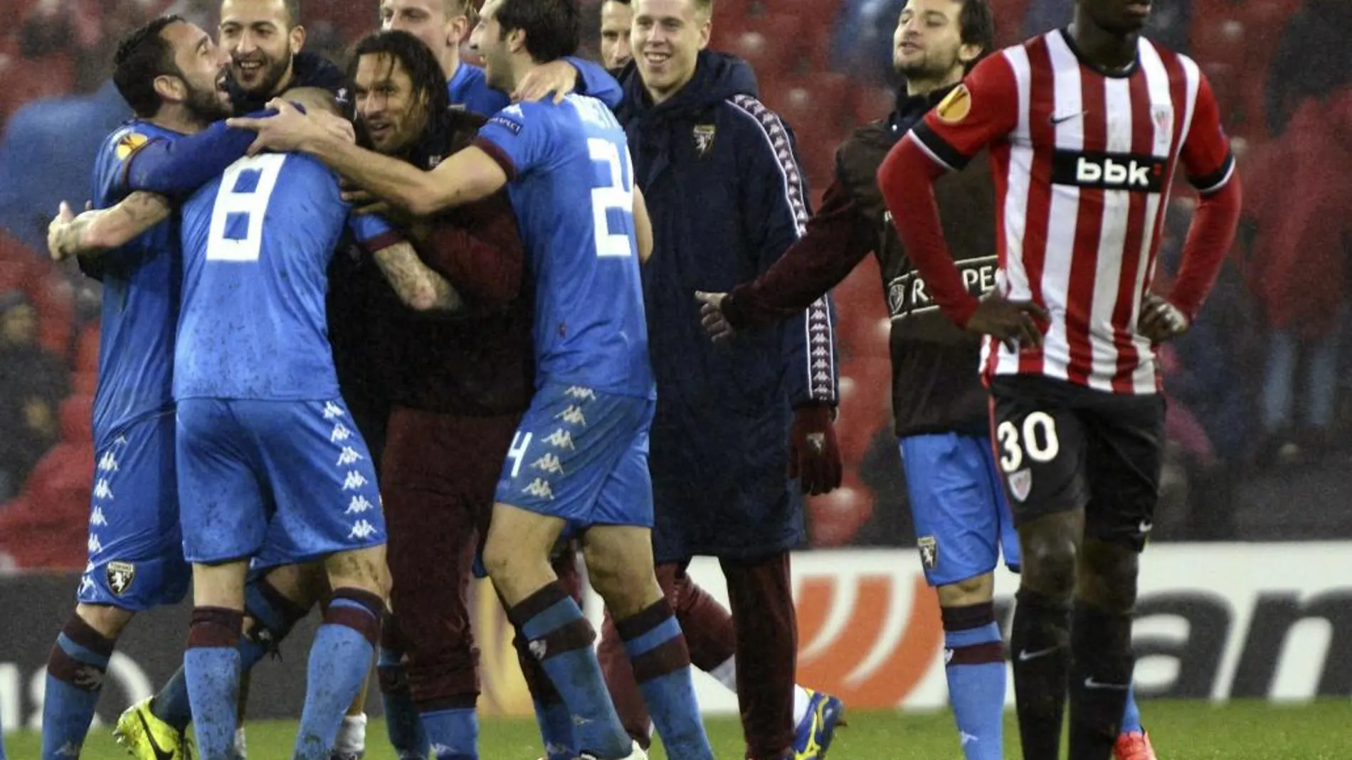 Los jugadores del Torino, celebran ante el delantero del Athletic Club, Iñaki Williams (d), su pase a la siguiente fase de la UEFA Europa Liga