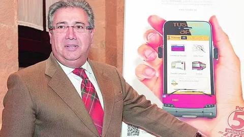 Zoido presenta la nueva aplicacion para moviles de Tussam