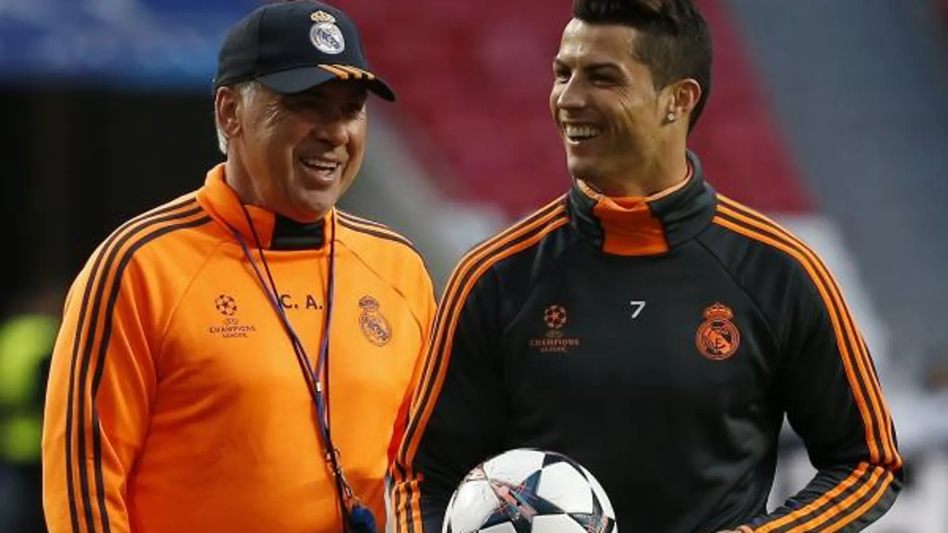 Ancelotti, junto a Ronaldo.