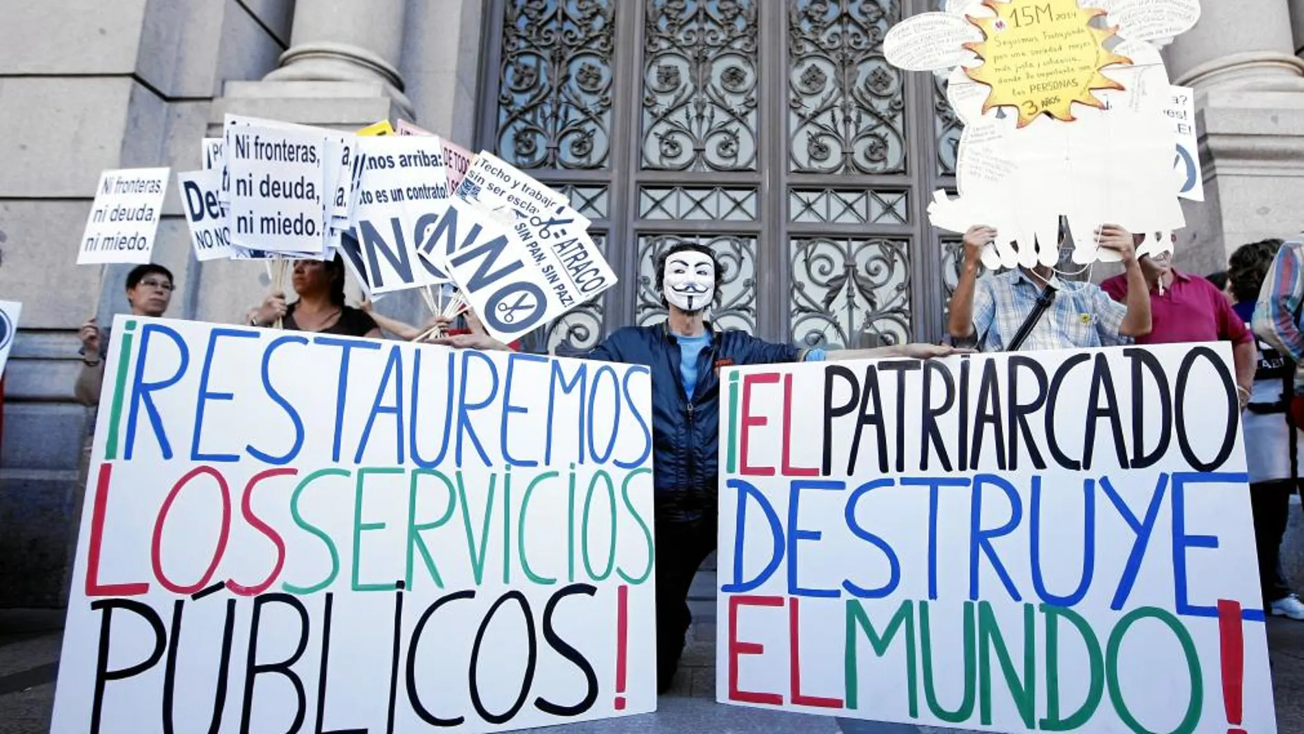 Algunos de los «indignados» que se manifestaron ayer, en la sede de Bankia en Sol
