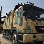 Soldados iraquíes transportan voluntarios a la base de Muthanna en Bagdad (Irak).