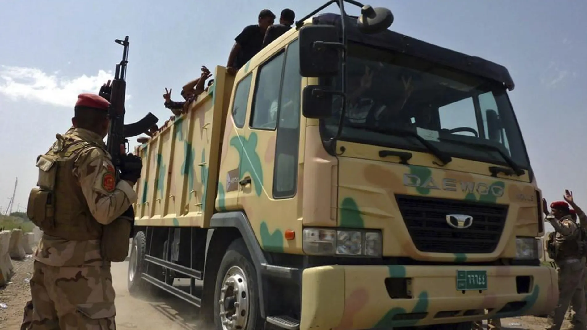 Soldados iraquíes transportan voluntarios a la base de Muthanna en Bagdad (Irak).