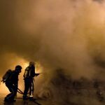 Los bomberos sofocan el fuego de uno de los contenedores